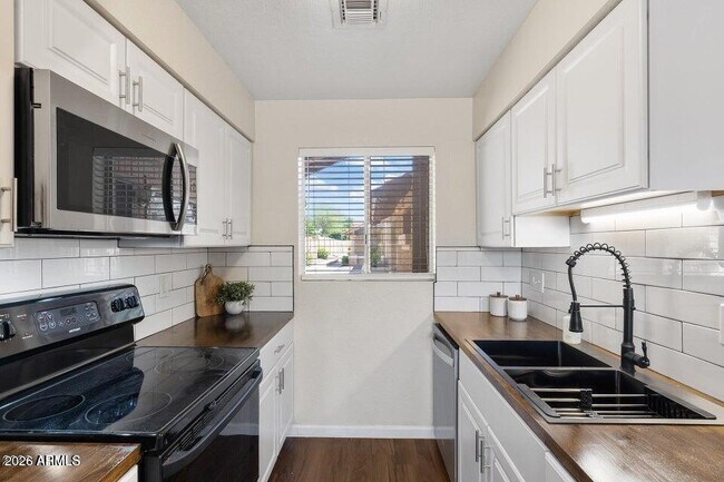 Building Photo - 330 W Tonopah Dr