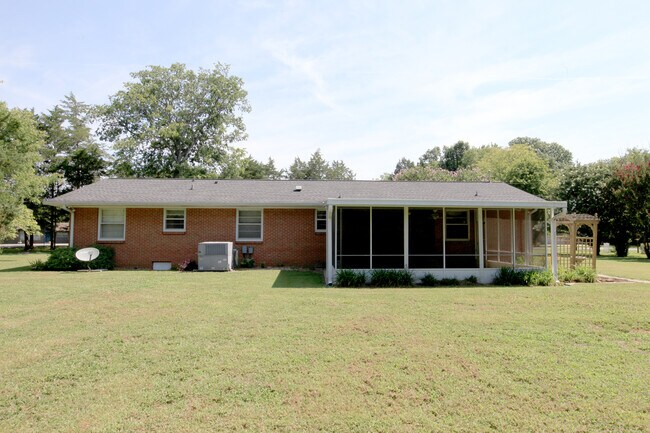 Building Photo - 707 Cathy Ct