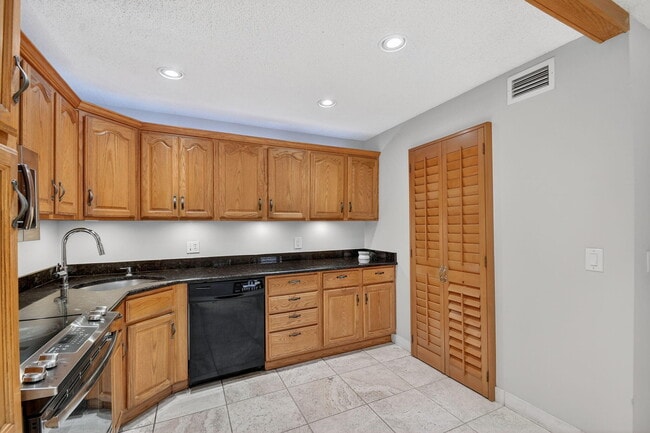 Building Photo - 511 Shady Pine Way