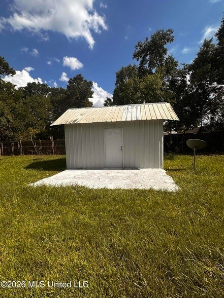 Building Photo - 10616 Oak St