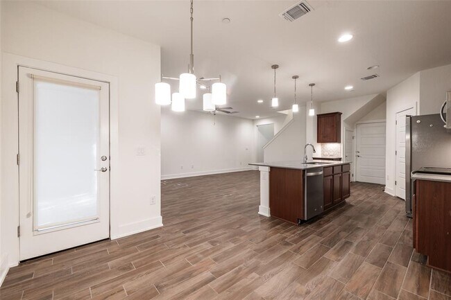Building Photo - 1705 Roseburg Dr