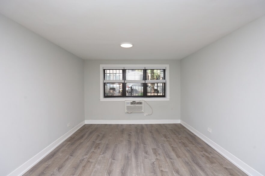 Building Photo - 448 W Barry Ave