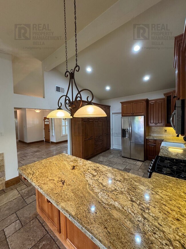 Building Photo - Spacious & Stylish Living in the Heart of Lake Elsinore