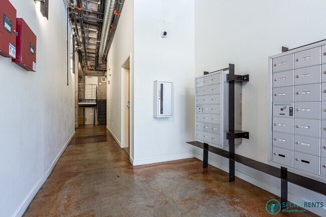 Building Photo - SoMa: Luxuriously Remodeled Conversion Liv...