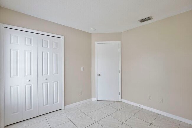 Building Photo - Charming 3/2 Spacious Home Located in the ...