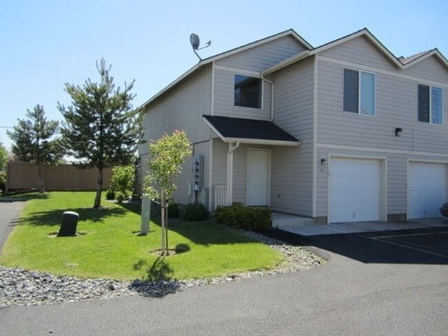 Primary Photo - 2 Bedroom Townhome in SW Redmond!