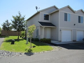 Building Photo - 2 Bedroom Townhome in SW Redmond!