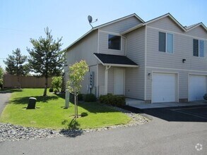 Building Photo - 2 Bedroom Townhome in SW Redmond!