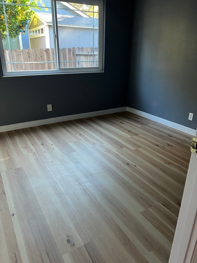 Building Photo - 4Bedroom House