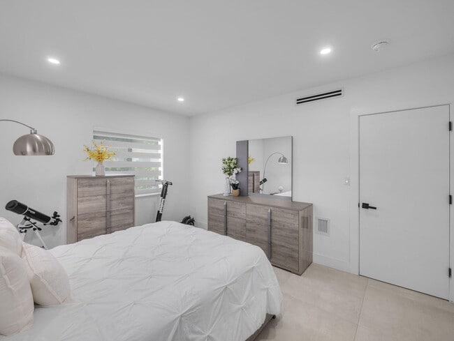 Building Photo - 520 NE 135th St