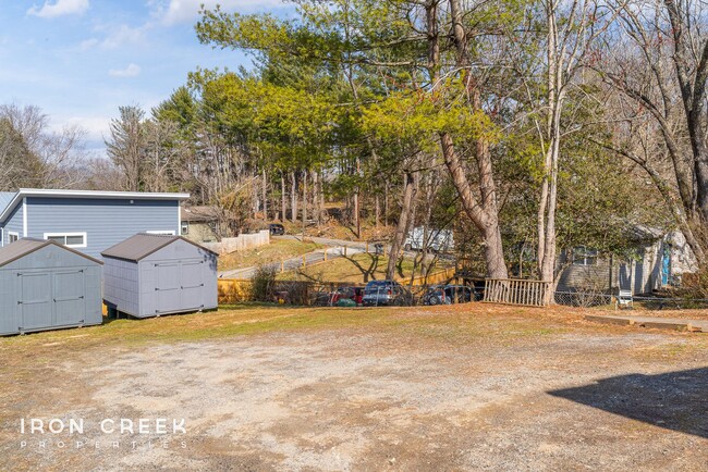 Building Photo - Charming 2-Bedroom Duplex in East Asheville