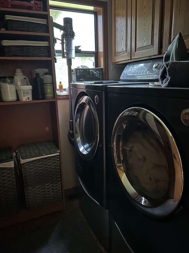 Building Photo - 3-bedroom, 2.5-bathroom home located in th...