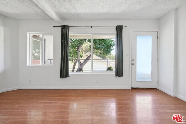 Building Photo - 6612 De Longpre Ave