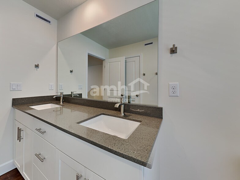 Building Photo - 6098 W Arranmore Dr