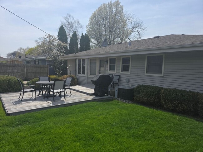 Building Photo - Updated 3 bedroom Racine ranch