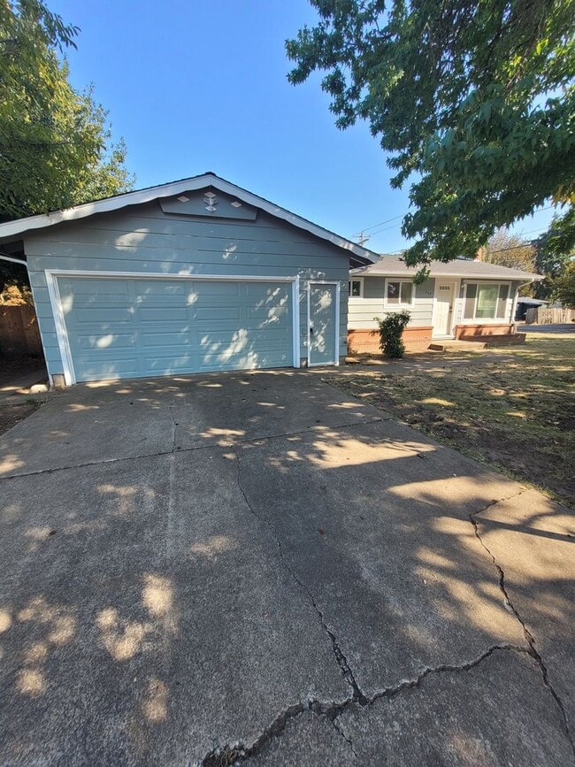 Building Photo - Updated, Single Level Home, 3BD/3BA, corne...