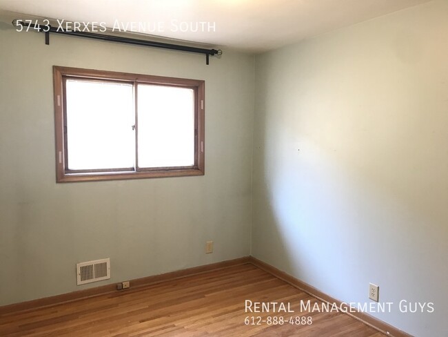 Building Photo - Cute Two Bedroom in Side by Side Duplex- L...