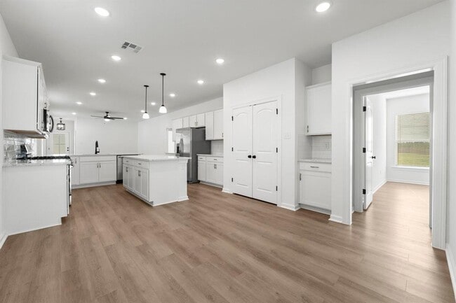 Building Photo - 40720 Mostyn Lake Dr