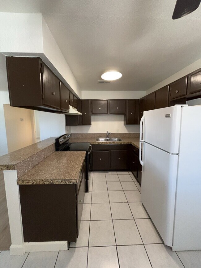Building Photo - 1521 Cobb Ln