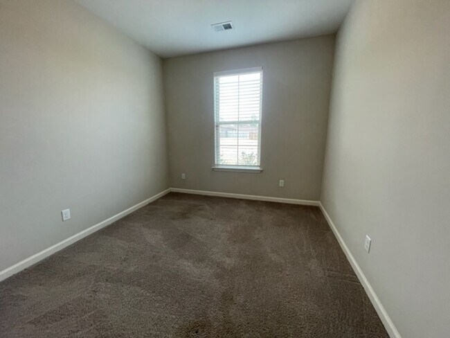 Building Photo - College Crossing beautiful home!