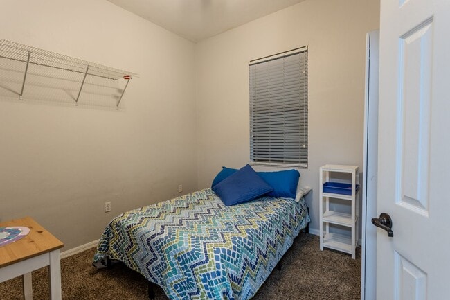Building Photo - LOCATION. LOCATION. LOCATION. 2BR/3BA Cond...