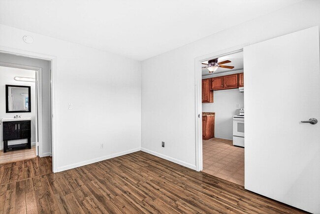 Building Photo - 908 Roswell Ave
