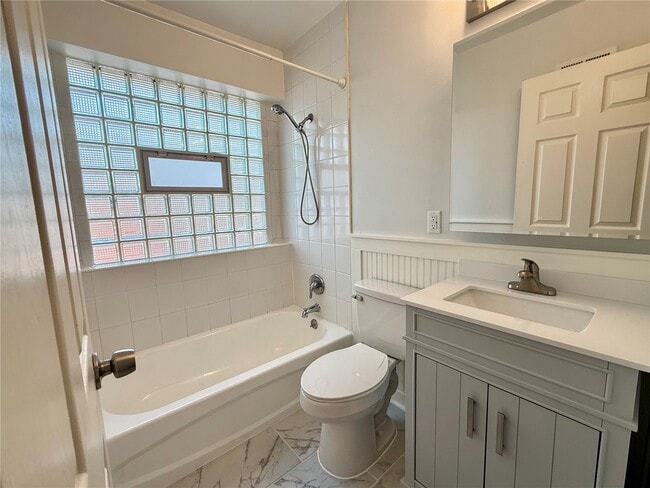 Building Photo - 1437 Collins Ave