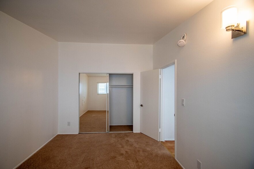 Building Photo - 15156 Dickens St