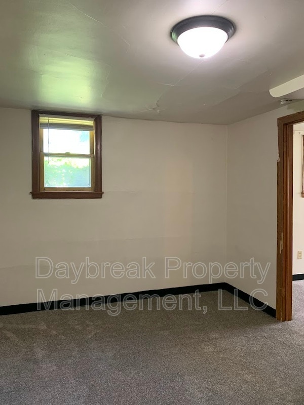 Building Photo - 709 4th St S