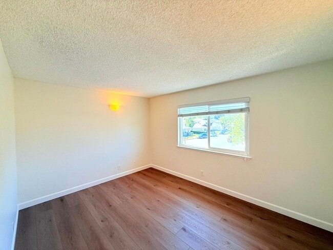 Building Photo - Fantastic Renovated 2 story - 2 bed + 1 ba...