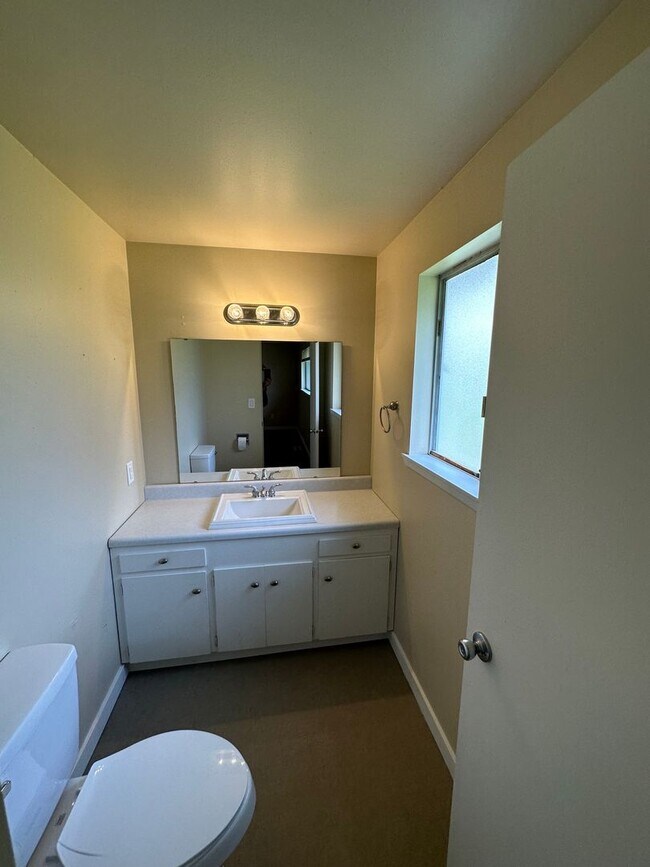 Building Photo - 3 Bedroom 2.5 Bathroom Hardwood Floors Fen...