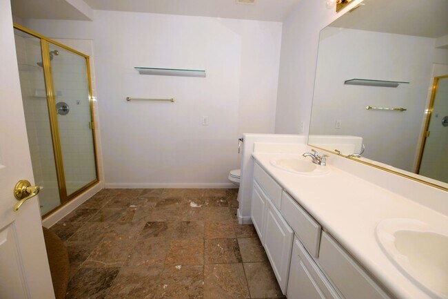 Building Photo - HUGE LOFT + 5 BEDROOMS IN SE