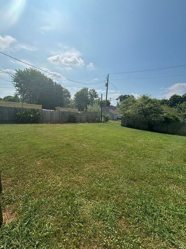 Building Photo - Alcoa School cottage!