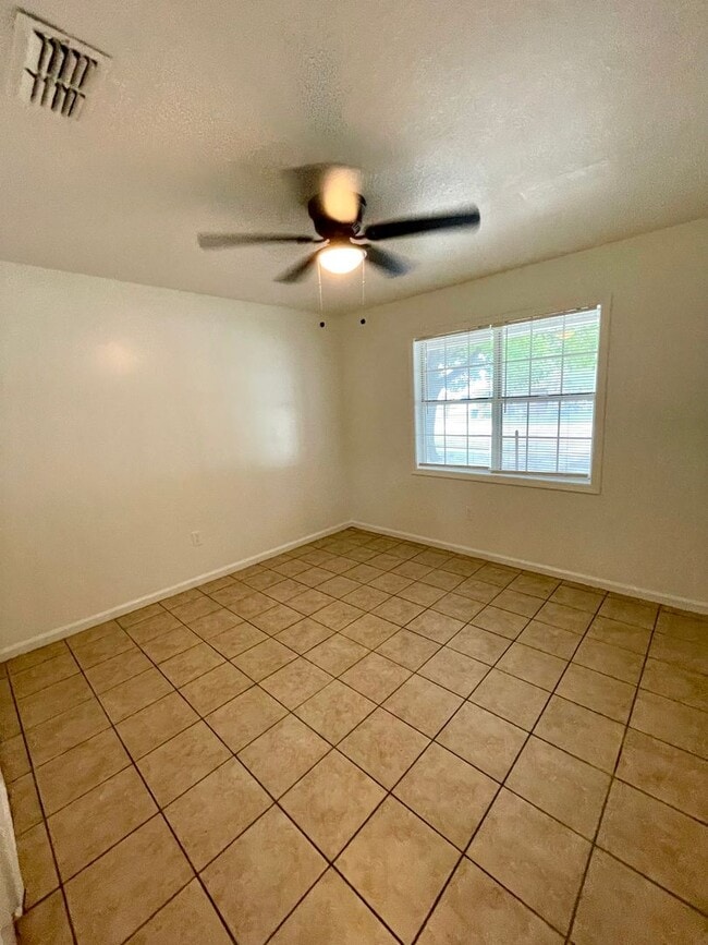 Building Photo - 3 Bed / 1 Bath Apartment in Truman, Available Now!