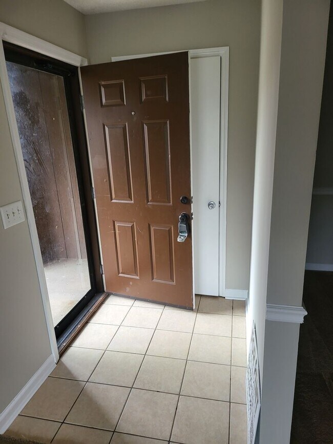 Building Photo - Nice two bedroom condo on one level in Hermitage