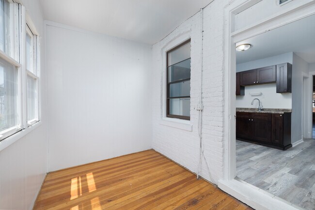 Building Photo - 3337 W Cullom Ave