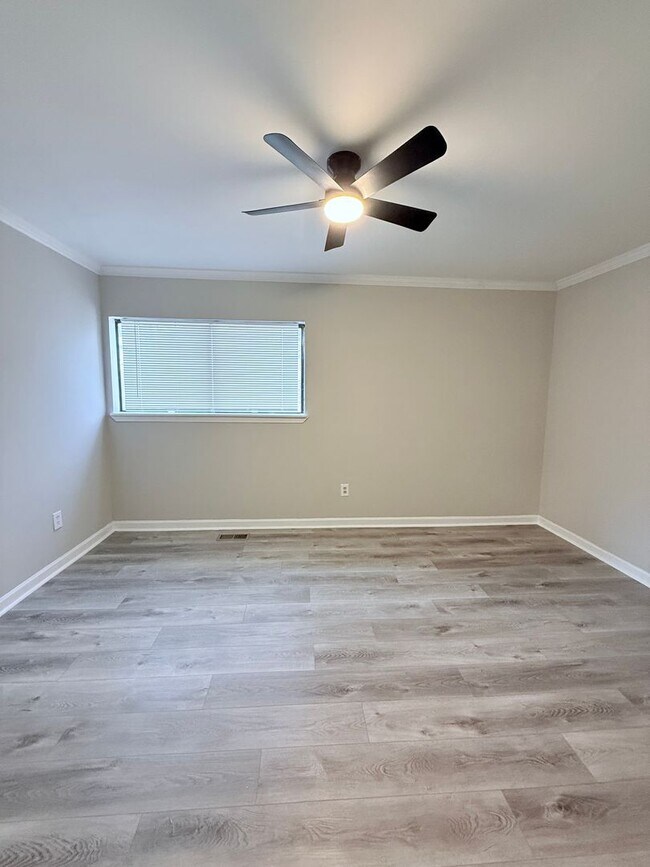 Building Photo - Renovated townhome in Great Alpharetta location