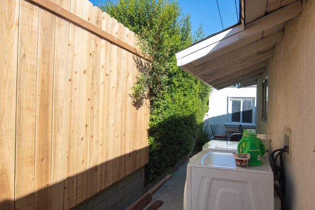 Building Photo - 820 S 5th St