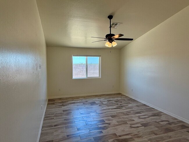 Building Photo - San Luis Corner Lot home with a Large Master Suite - 3 Bed 2 Bath Split Floor Plan