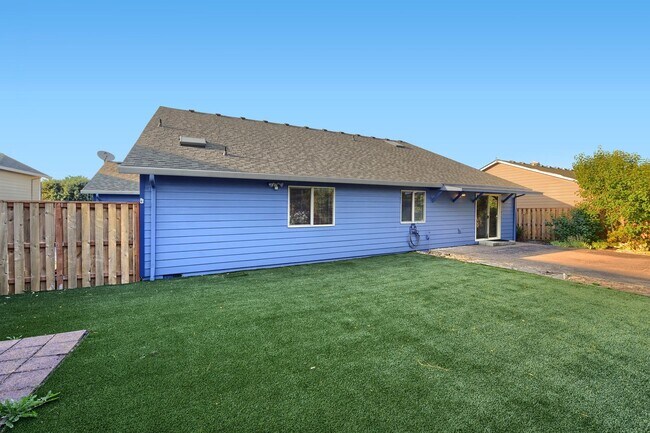 Building Photo - Single-Level 4BR/2BA Ranch — Spacious 3-Car Garage & Low-Maintenance Yard (Oregon City / Fairway ...