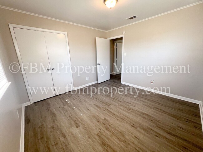 Building Photo - 1204 Williamsburg Dr