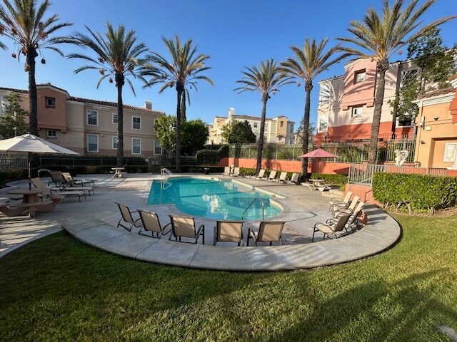 Building Photo - 1020 S San Marino Way