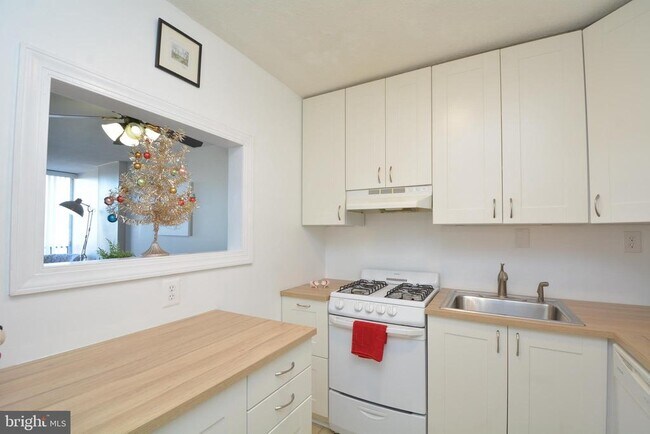 Building Photo - 4600 S Four Mile Run Dr