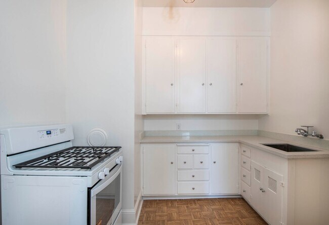 Building Photo - Union Street - Spacious & Bright Top Floor, Corner Unit