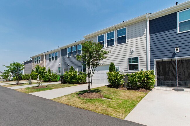 Building Photo - Beautiful Modern 3BR Townhome in the Heart of Wendell!