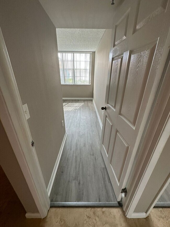 Building Photo - Bocar #103