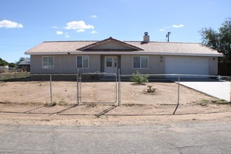 Building Photo - Move-In Ready 4BR/2BA with New Flooring, Fireplace & Spacious Kitchen