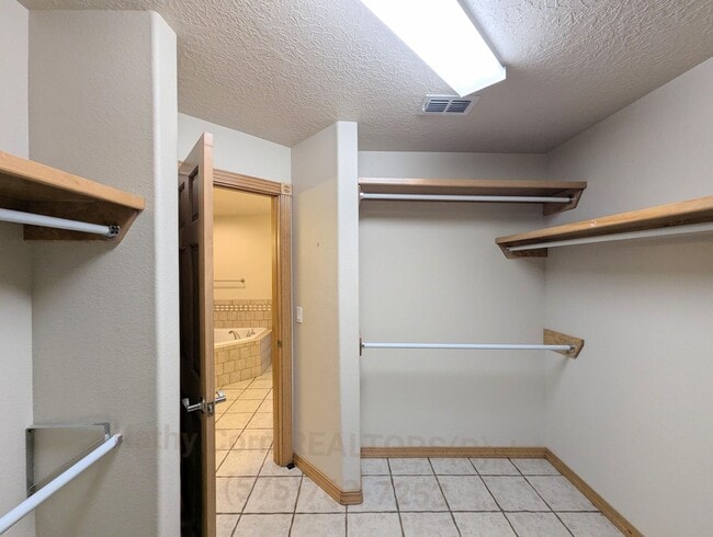 Building Photo - Luxurious Relaxation in Raintree