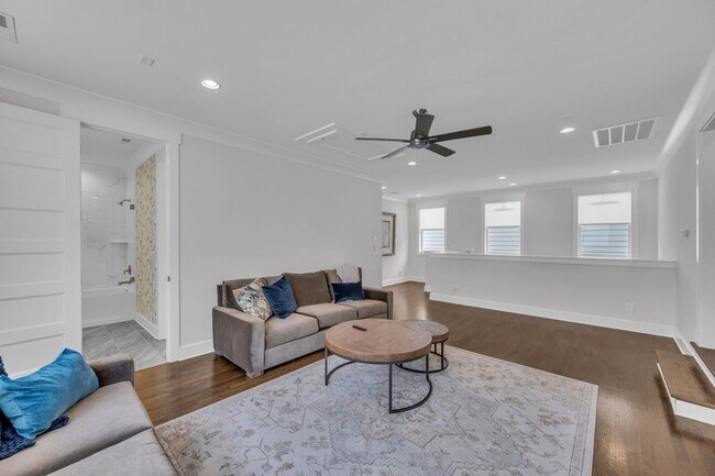 Building Photo - 5045 Kathryn Ave