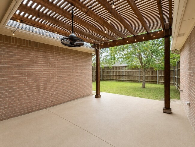 Building Photo - 1622 Lake Travis Dr